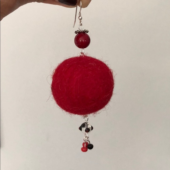 Red felt ball dangle and drop earrings - Picture 2 of 2